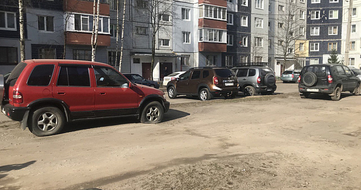 Получат «письма счастья»: в Ярославле во дворах прошел рейд по выявлению парковки в неположенных местах_237877