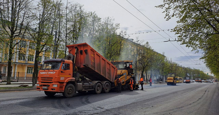 В Ярославле начали укладывать асфальт на улице Свободы