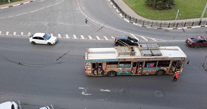 «Пассажиры в панике разбегались»: в центре Ярославля заискрилась контактная сеть троллейбуса