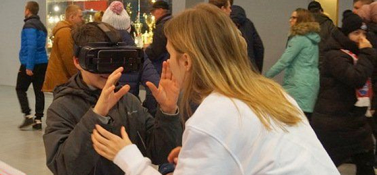 Полторы сотни ярославцев попробовали виртуальный хоккей с компанией «Ростелеком»_98381