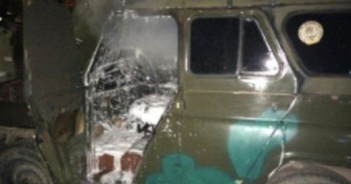 В Угличе огонь повредил автомобиль УАЗ-469Б