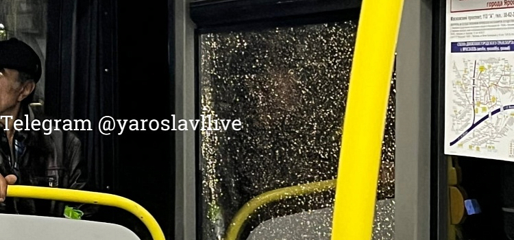 В Ярославле неизвестные обстреляли автобус