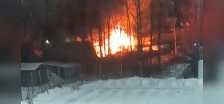 «Мужчина обгорел»: в Ярославле вспыхнул частный дом