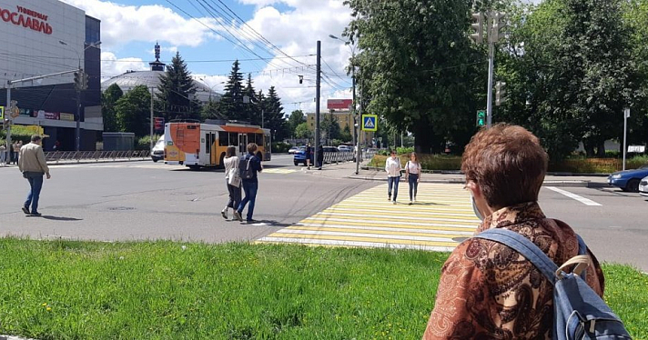 От газона до газона: в Ярославле заметили неканоничный пешеходный переход