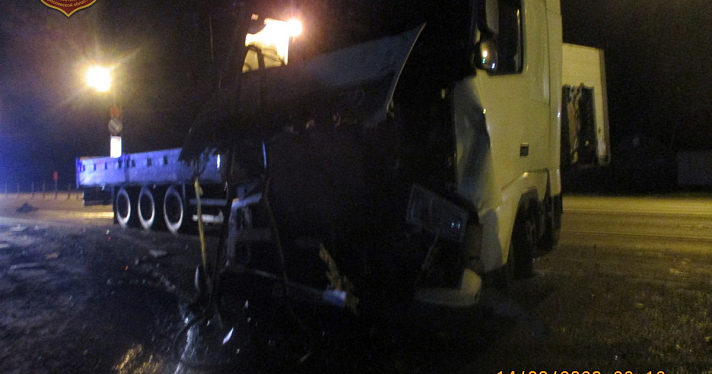 В Ярославской области на трассе М-8 столкнулись два грузовика_248918