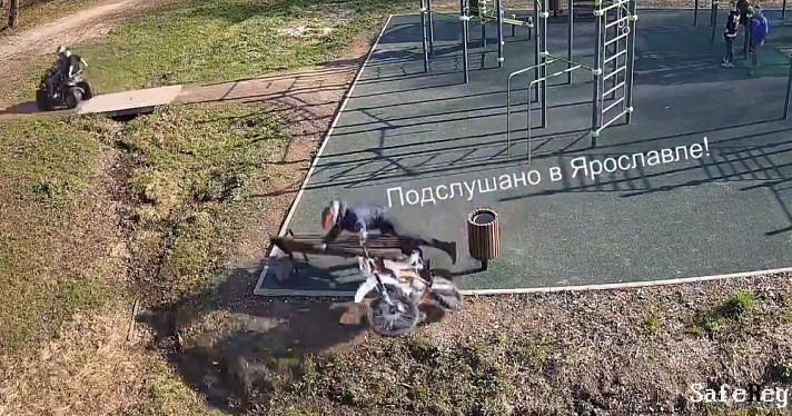 «Небольшой фейл»: под Ярославлем мотоциклист снес лавку на спортплощадке