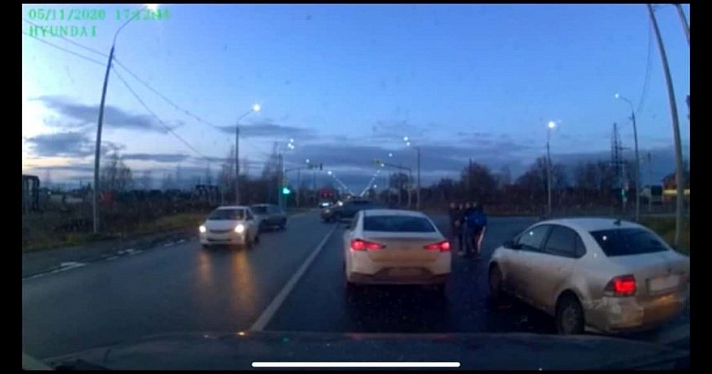 В Ярославле ищут водителя, который накинулся на девушку после ДТП: видео