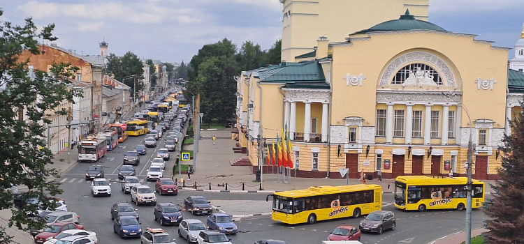 Обрыв троллейбусной контактной сети застопорил движение в центре Ярославля_277188