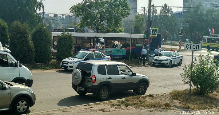 В Ярославле на Ленинградском проспекте столкнулись автобус и троллейбус_219118