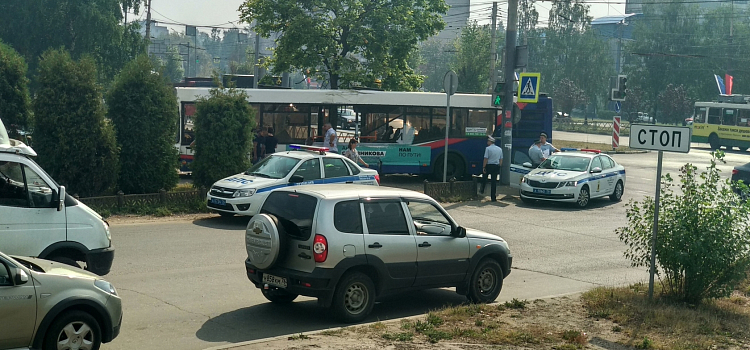В Ярославле на Ленинградском проспекте столкнулись автобус и троллейбус_219118