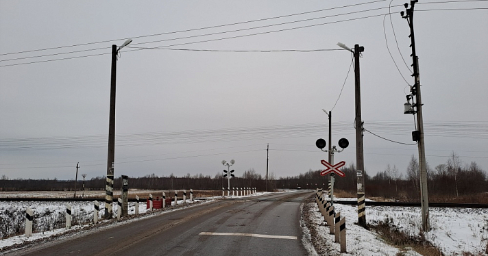 Один погиб и еще один травмирован: в Ярославской области пригородный поезд протаранил легковушку