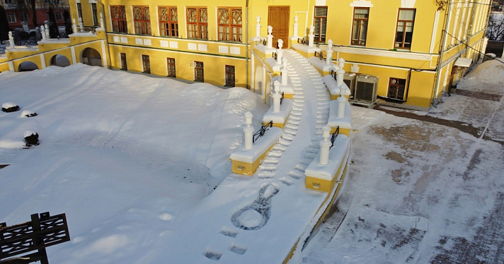 «Несколько недель копили снег»: в Ярославском художественном музее появился необычный арт-объект