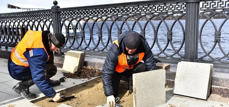 В Ярославле приступили к восстановлению Волжской набережной после затопления