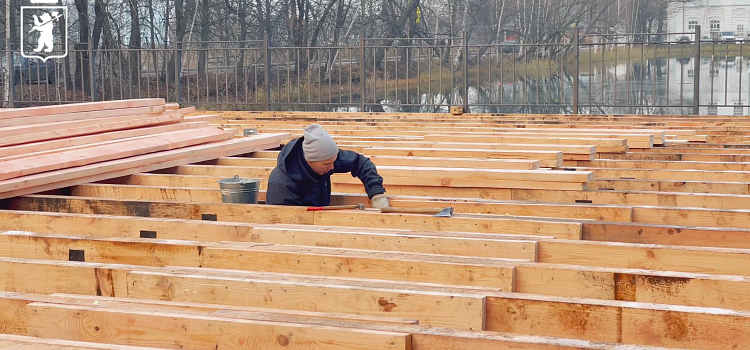 В Петропавловском парке Ярославля установили старинную беседку_306952