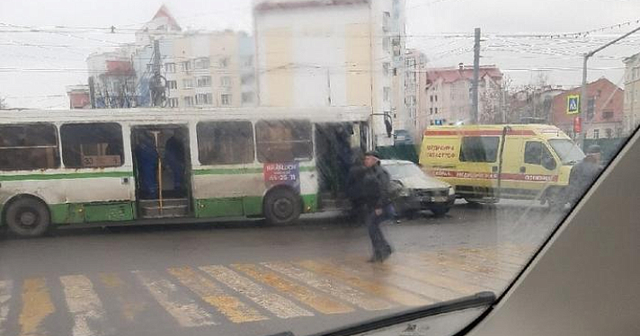 В центре Ярославля автобус въехал в легковушку