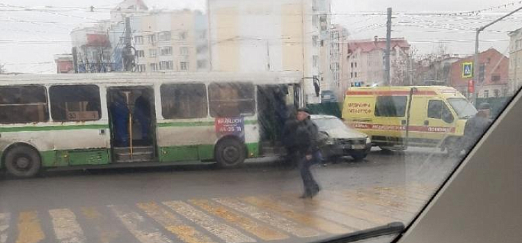 В центре Ярославля автобус въехал в легковушку