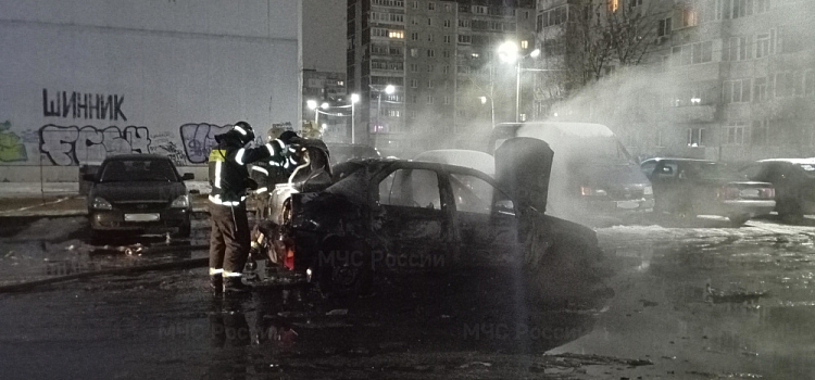 Ночью в Дзержинском районе Ярославля сгорел автомобиль