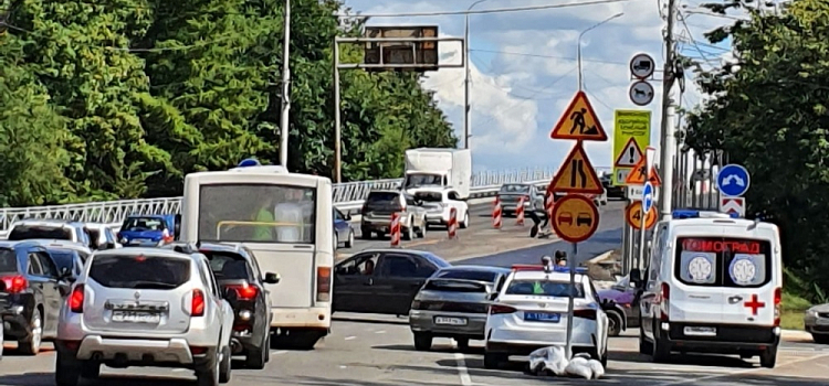 В Ярославле у Октябрьского моста дежурят медики