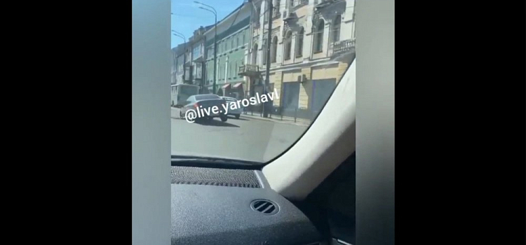 Пострадало авто: в центре Ярославля в двух местах провалился асфальт