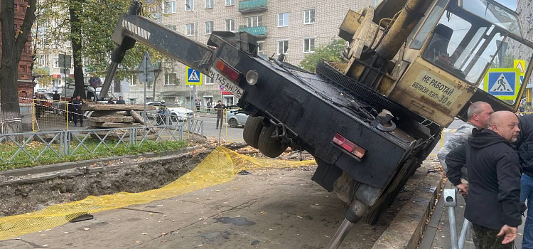 Влетел в окно: в Рыбинске автокран упал на дом_253111