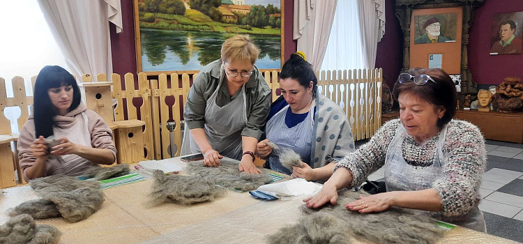 В Ярославской области открылись мастер-классы по старинному ремеслу валяния из овечьей шерсти_272697