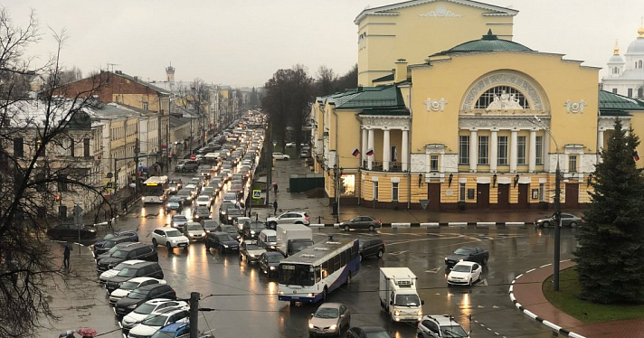 «Стоит весь центр»: в Ярославле пробки 10 баллов