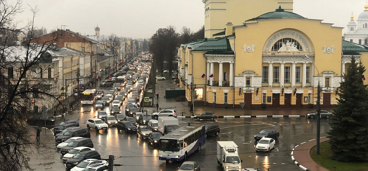 «Стоит весь центр»: в Ярославле пробки 10 баллов