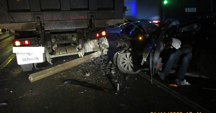 В Ярославской области в тройном ДТП пострадали водитель и 18-летняя пассажирка иномарки_256206