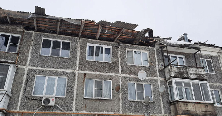В Ярославской области под тяжестью снега массово рушатся крыши жилых домов_265366