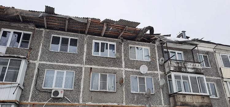 В Ярославской области под тяжестью снега массово рушатся крыши жилых домов_265366