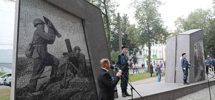 В сквере на улице Чайковского открыли памятник с коллажами из семи тысяч фотографий, собранных ярославцами_250560