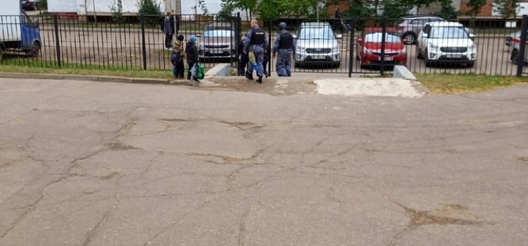В Ярославле задержали мужчину, который проник в школу: комментарии полиции и департамента образования_221339