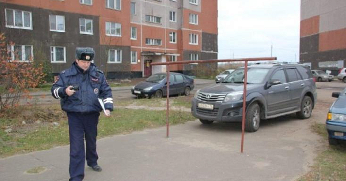 Мнения разделились во время рейда по парковкам на газонах в Заволжском районе