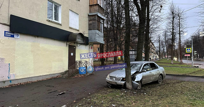 В Ярославле иномарка вылетела с дороги и врезалась в дерево