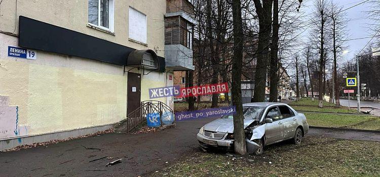 В Ярославле иномарка вылетела с дороги и врезалась в дерево