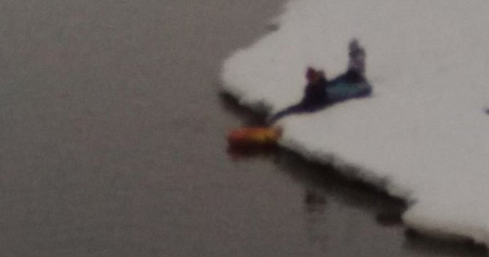 «Вызывайте полицию и МЧС»: в Угличе дети на ледянках скатываются в реку