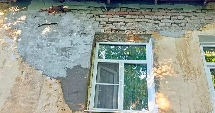 «На голову может приземлиться кирпич»: на состояние дома в Ярославле жалуются жильцы