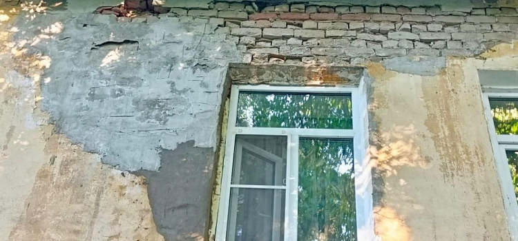 «На голову может приземлиться кирпич»: на состояние дома в Ярославле жалуются жильцы
