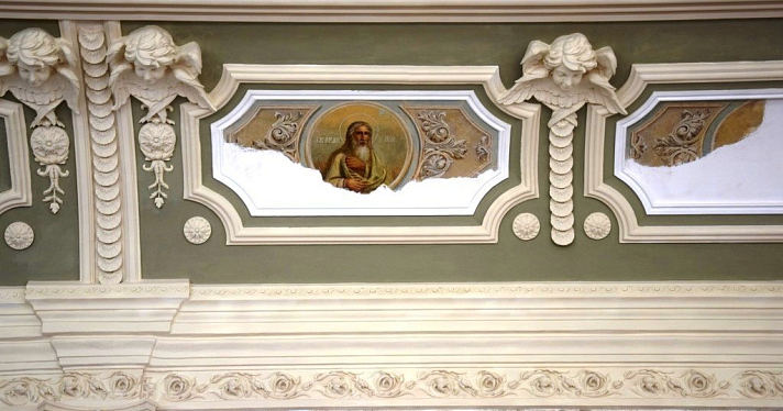 Реставраторы восстановили утраченную лепнину Петропавловского храма_158450