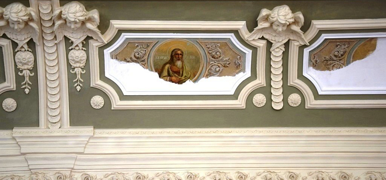 Реставраторы восстановили утраченную лепнину Петропавловского храма_158450