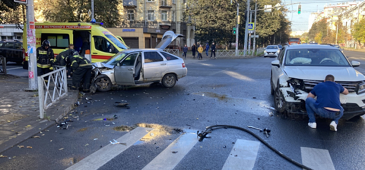 На перекрестке в центре Ярославля столкнулись две легковушки