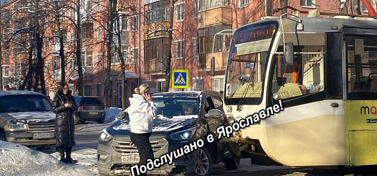 В Ярославле трамвай протаранил легковушку