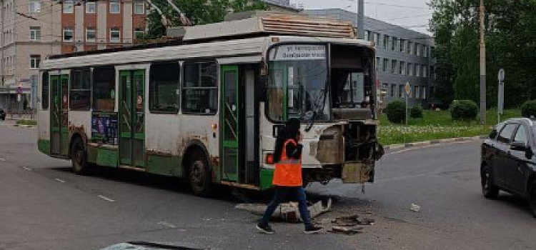 В Ярославле столкнулись троллейбус и автобус