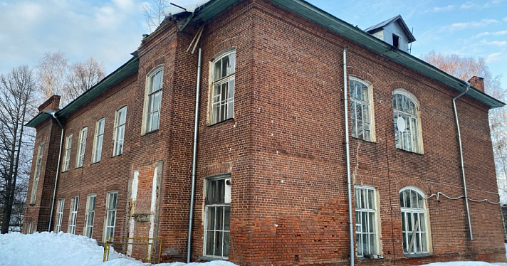 В селе Вятское здание школы выставили на торги 