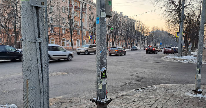 Столбы в клеточку: в Ярославле борются с рекламой на столбах и дорожных знаках, но этот метод плох_228620
