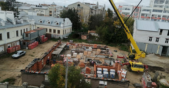 Строительство многоквартирного дома за усадьбой Сорокина в Ярославле продолжено, местные против