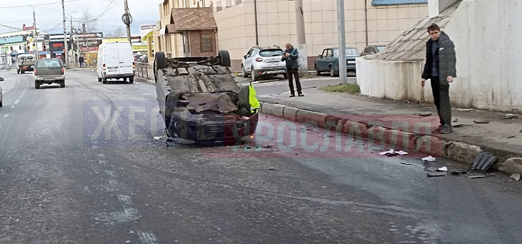 В Ярославле легковушка легла на крышу под мостом