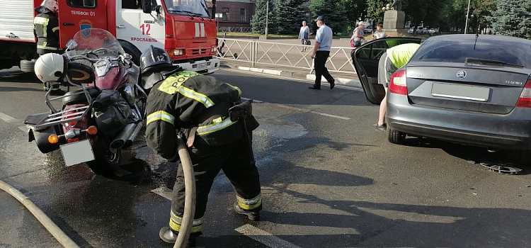 Есть пострадавшие: в центре Ярославля столкнулись легковушка и мотоцикл
