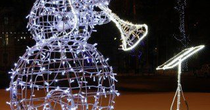 В Ярославле появились новые праздничные световые инсталляции_94822