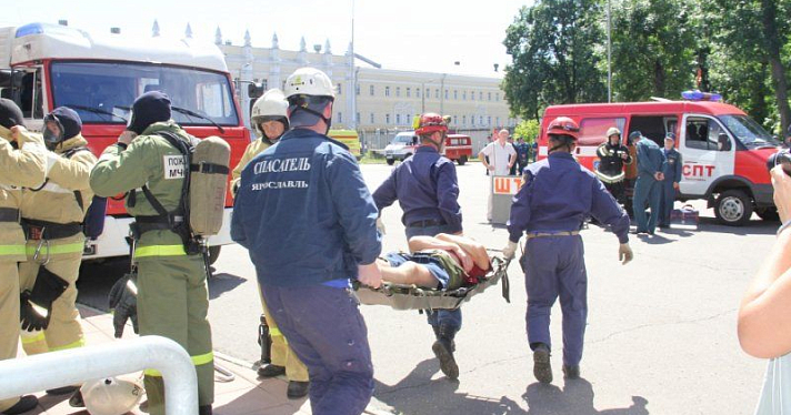 На стадионе «Шинник» в Ярославле спасатели тушили учебный пожар _74209